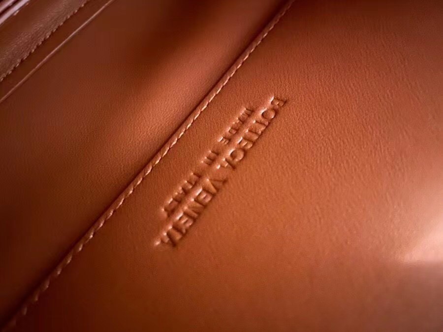 bo*te*ga Ve*ne*ta mount medium envelope bag in maple calfskin