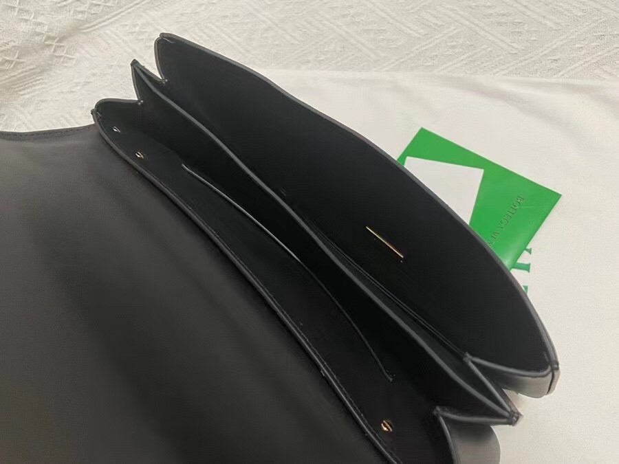 bo*te*ga Ve*ne*ta mount medium envelope bag in black calfskin