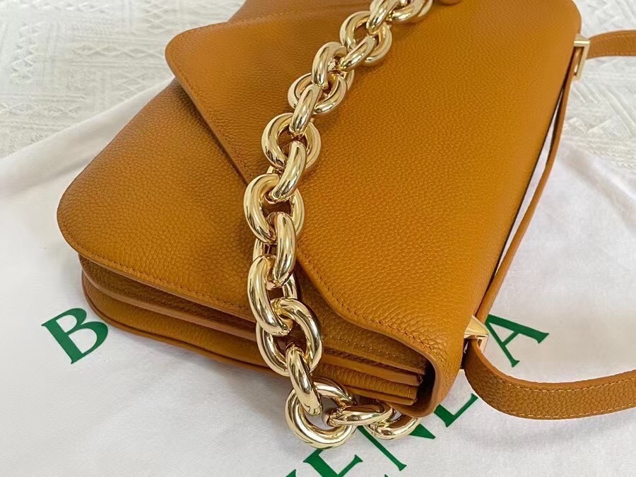 bo*te*ga Ve*ne*ta mount medium envelope bag in cob leather
