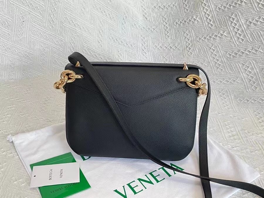 bo*te*ga Ve*ne*ta mount medium envelope bag in black leather