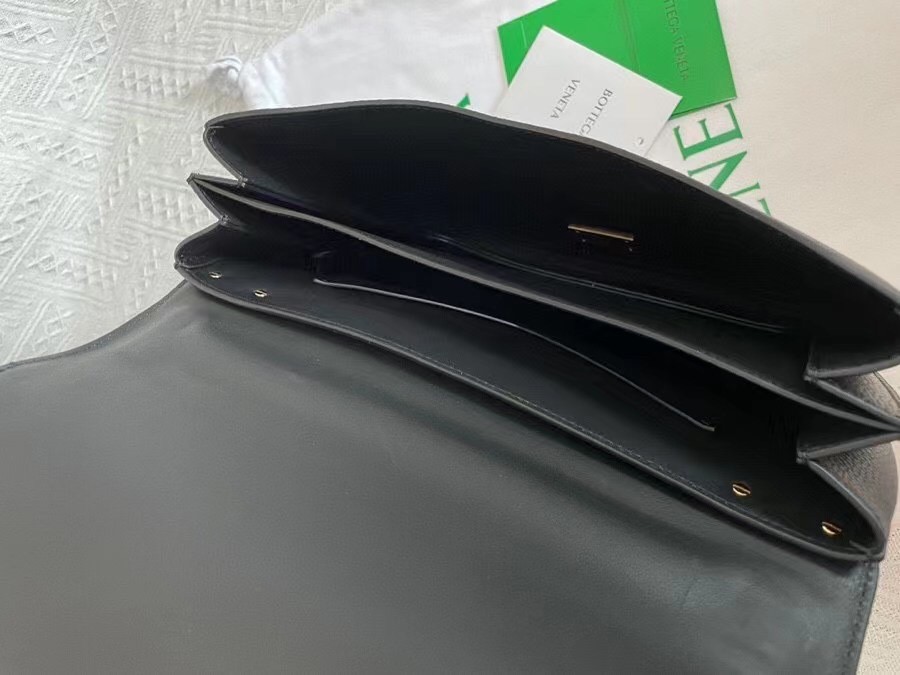 bo*te*ga Ve*ne*ta mount medium envelope bag in black leather