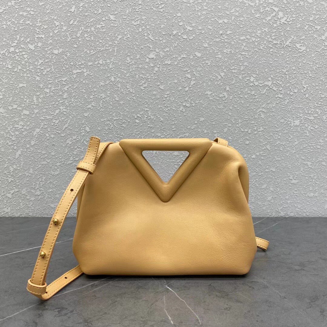 bo*te*ga Ve*ne*ta small point top handle bag in beige leather