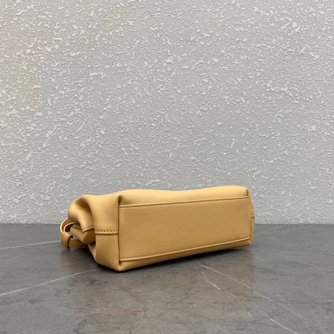 bo*te*ga Ve*ne*ta small point top handle bag in beige leather