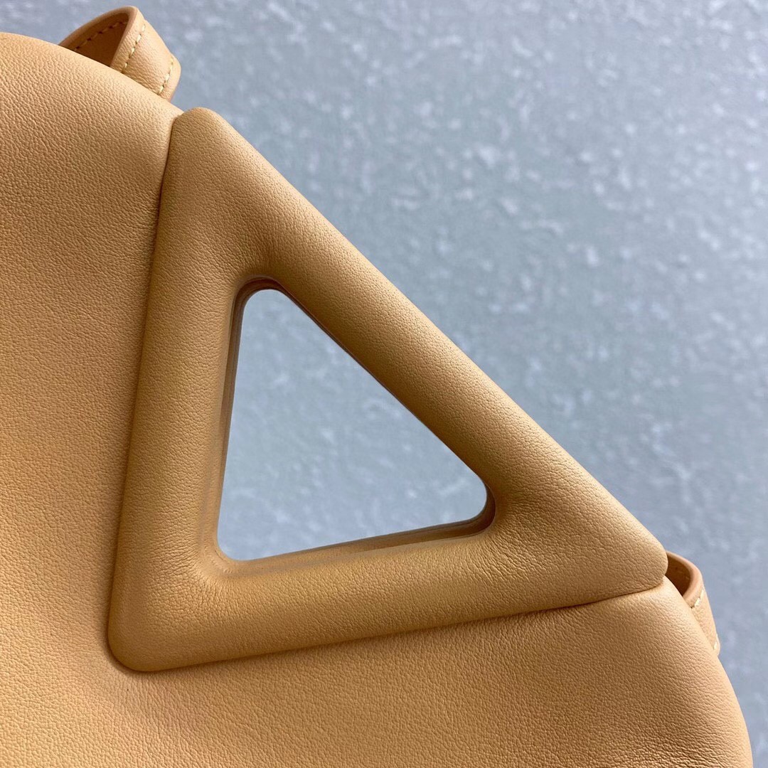 bo*te*ga Ve*ne*ta small point top handle bag in beige leather