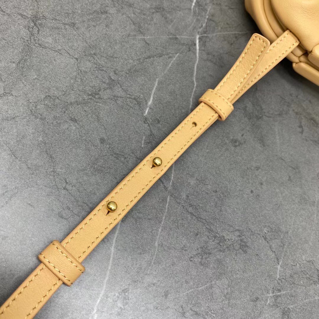 bo*te*ga Ve*ne*ta small point top handle bag in beige leather