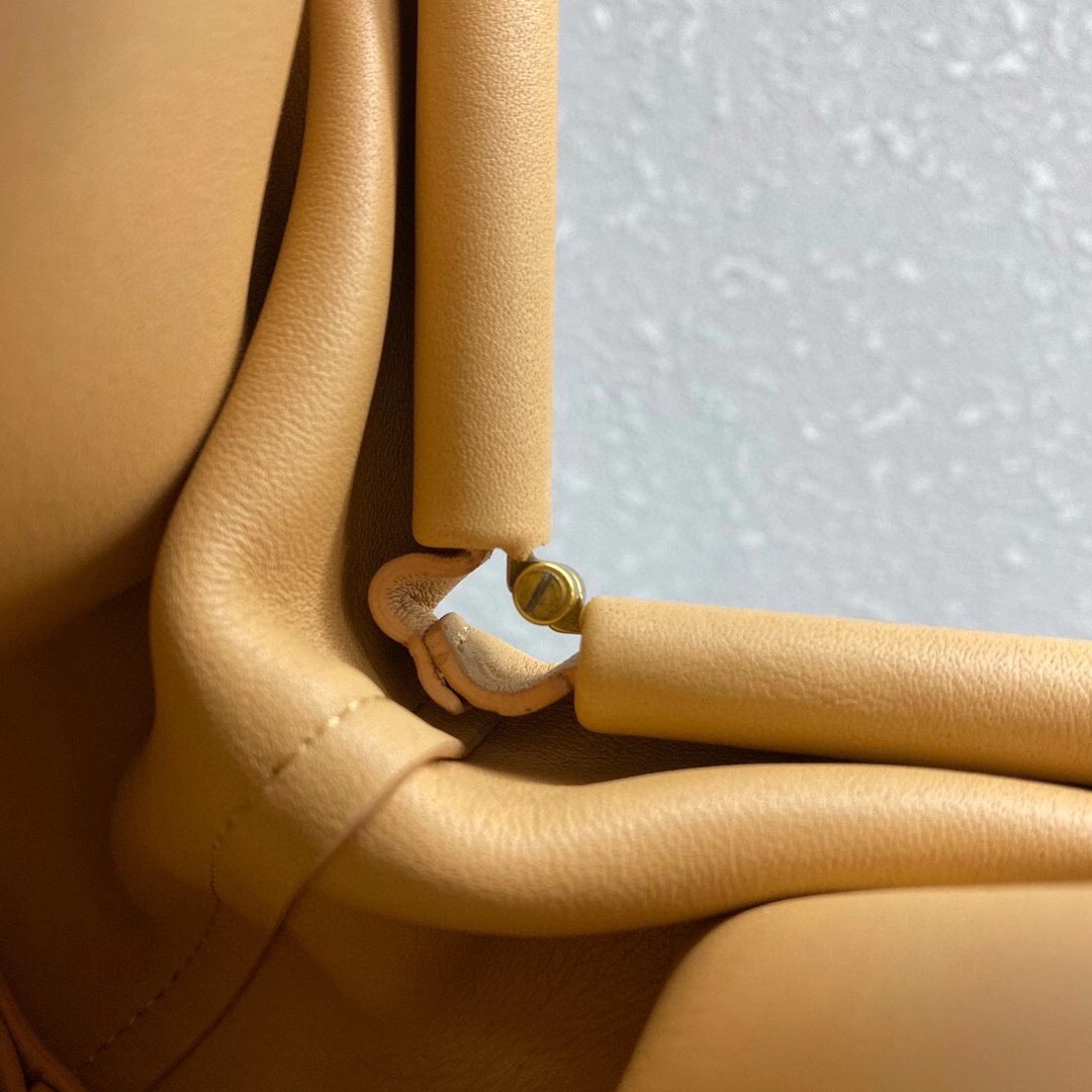 bo*te*ga Ve*ne*ta small point top handle bag in beige leather