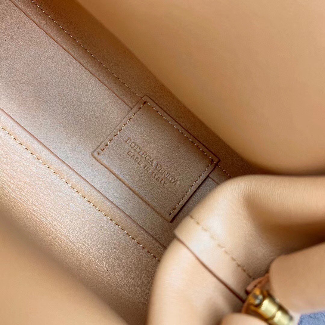 bo*te*ga Ve*ne*ta small point top handle bag in beige leather