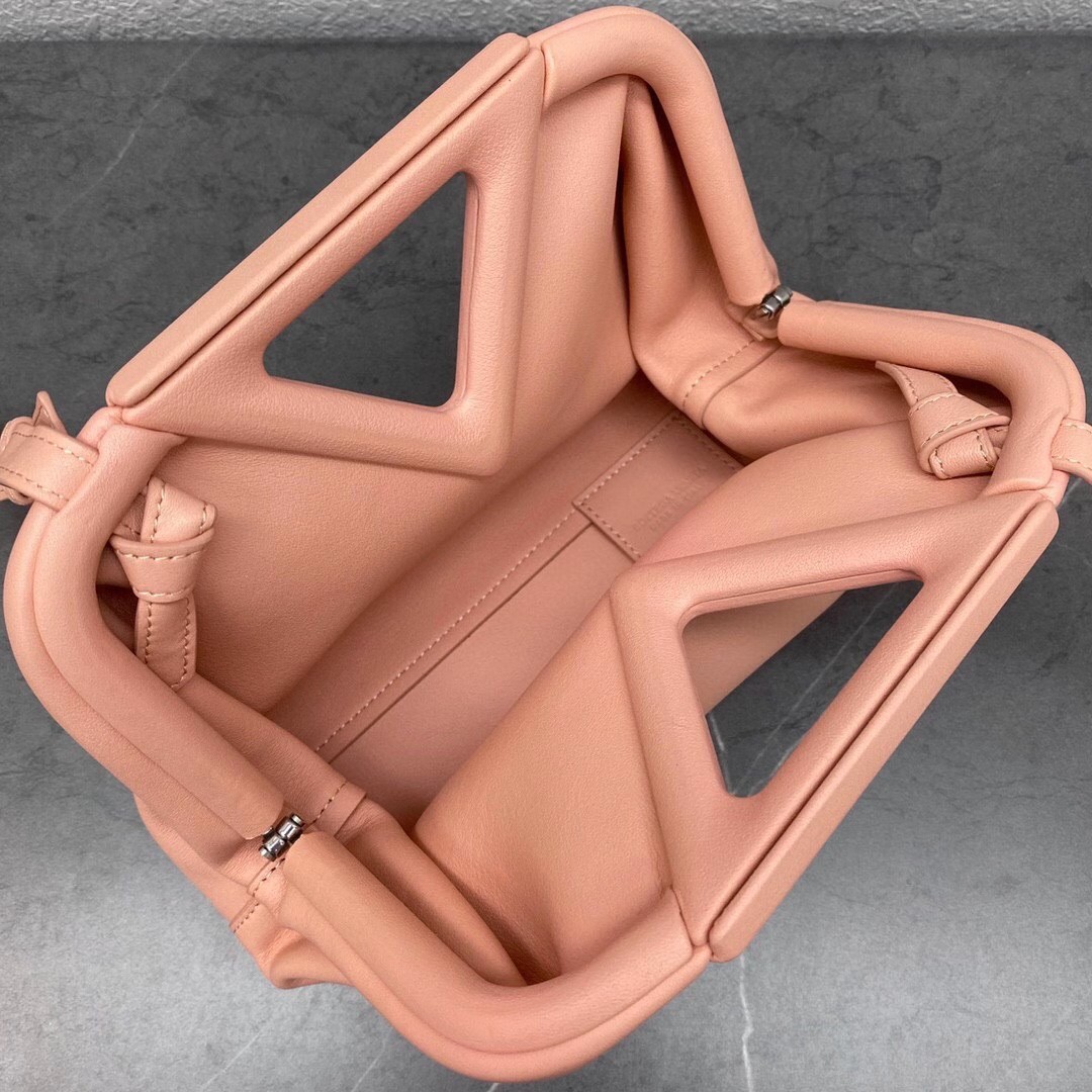 bo*te*ga Ve*ne*ta small point top handle bag in peachy leather