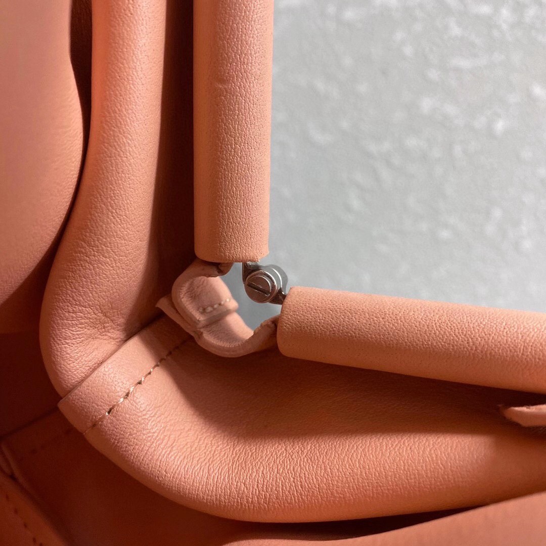 bo*te*ga Ve*ne*ta small point top handle bag in peachy leather