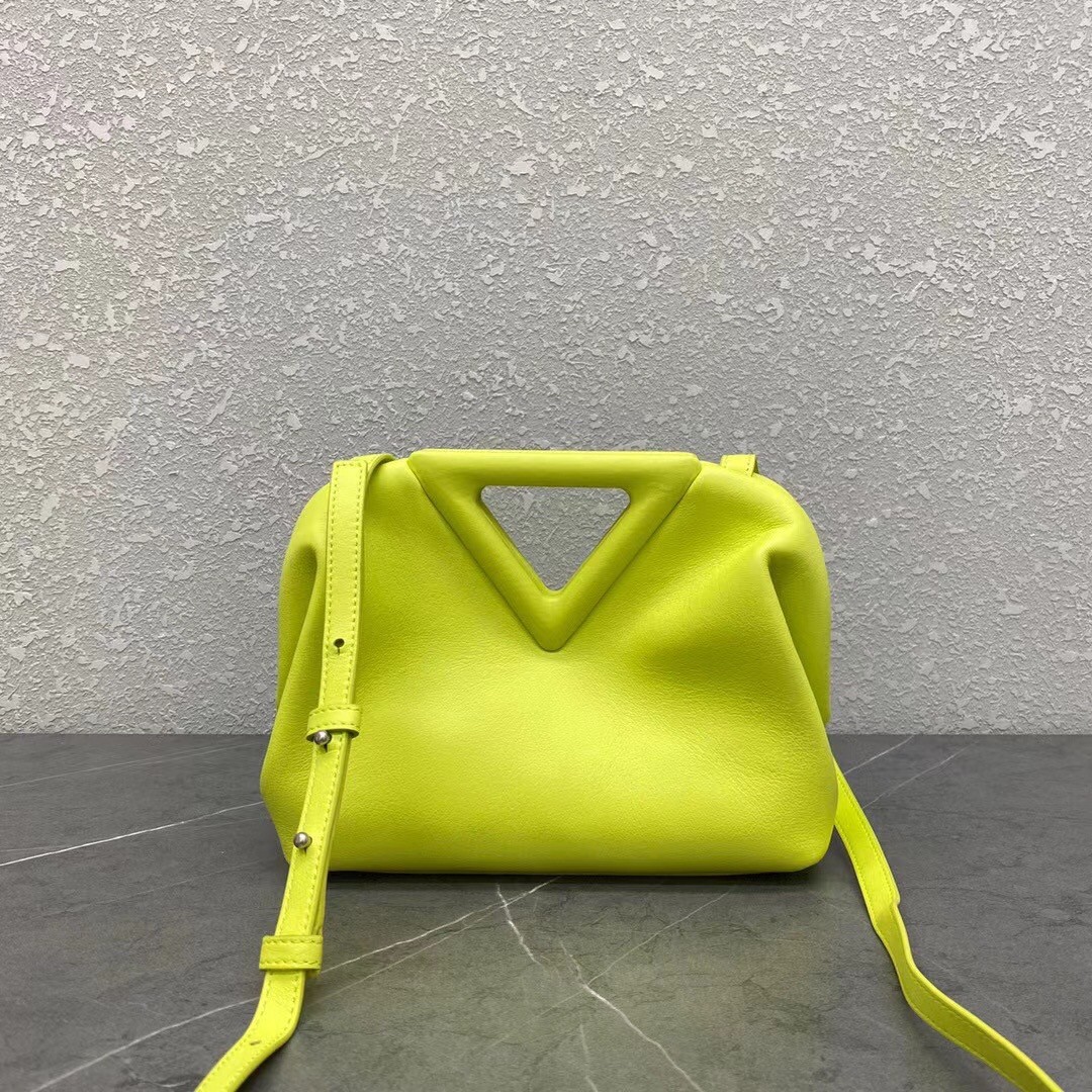 bo*te*ga Ve*ne*ta small point top handle bag in seagrass leather