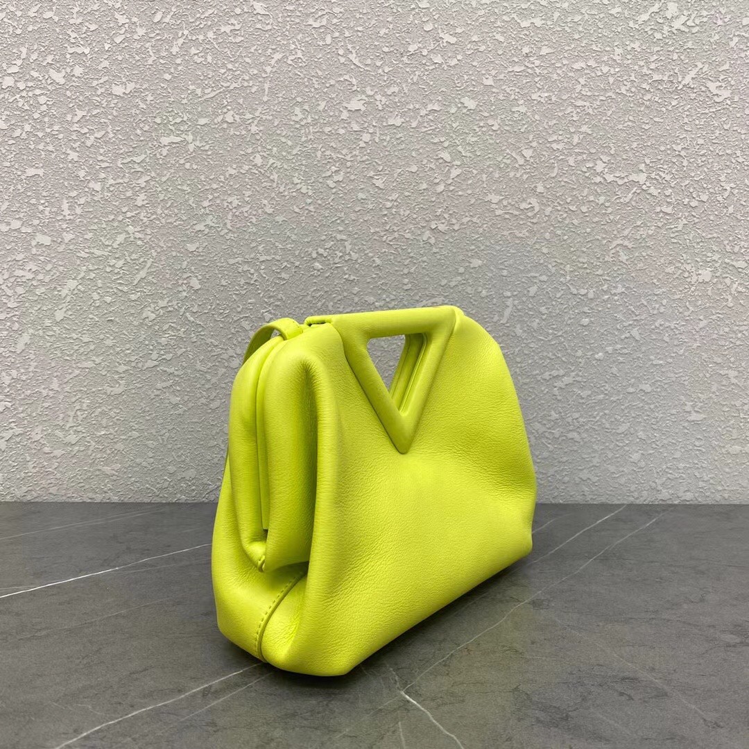 bo*te*ga Ve*ne*ta small point top handle bag in seagrass leather
