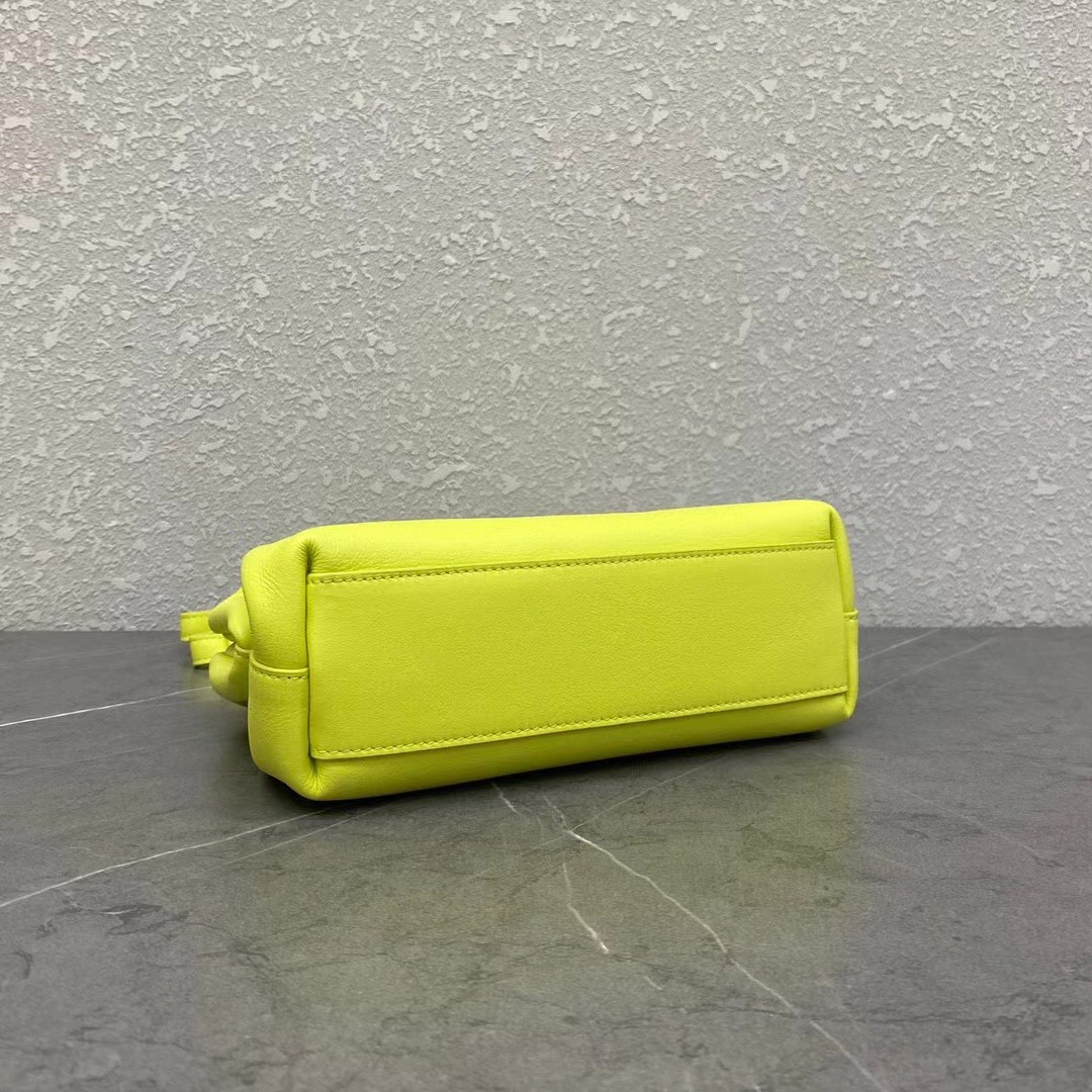 bo*te*ga Ve*ne*ta small point top handle bag in seagrass leather