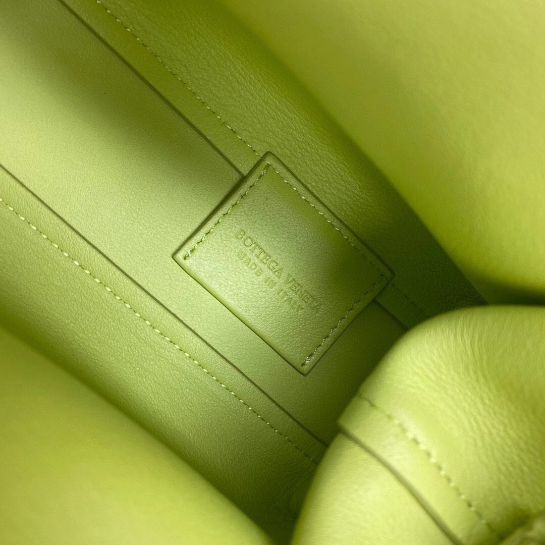 bo*te*ga Ve*ne*ta small point top handle bag in seagrass leather