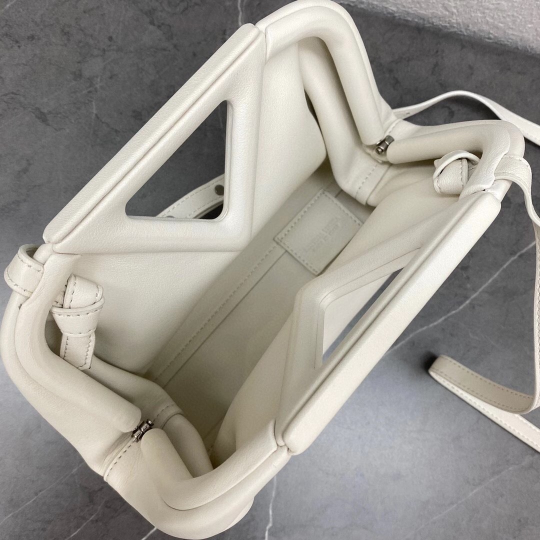 bo*te*ga Ve*ne*ta small point top handle bag in white leather