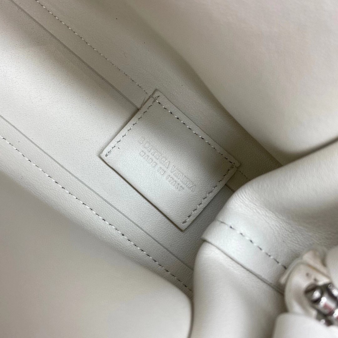 bo*te*ga Ve*ne*ta small point top handle bag in white leather