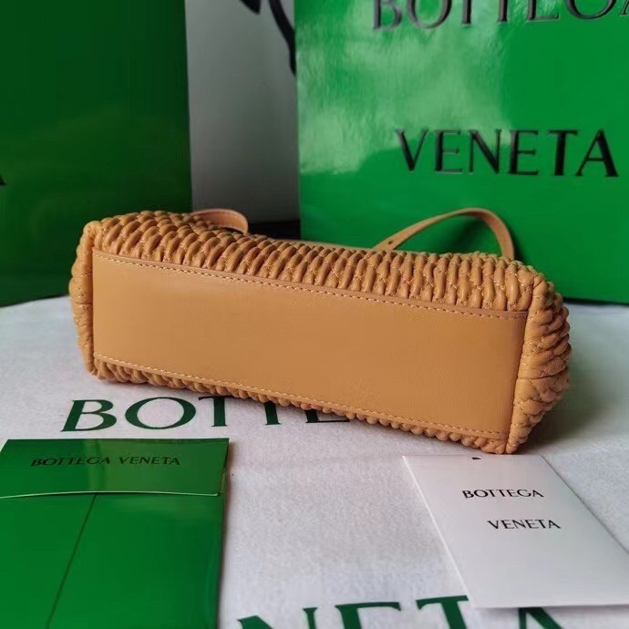 bo*te*ga Ve*ne*ta small point bag in peachy quilted leather