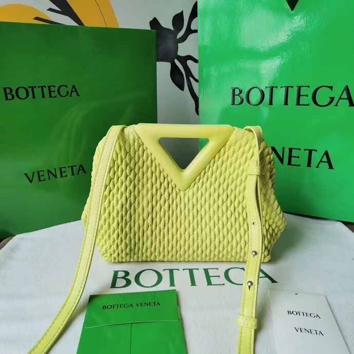 bo*te*ga Ve*ne*ta small point bag in seagrass quilted leather