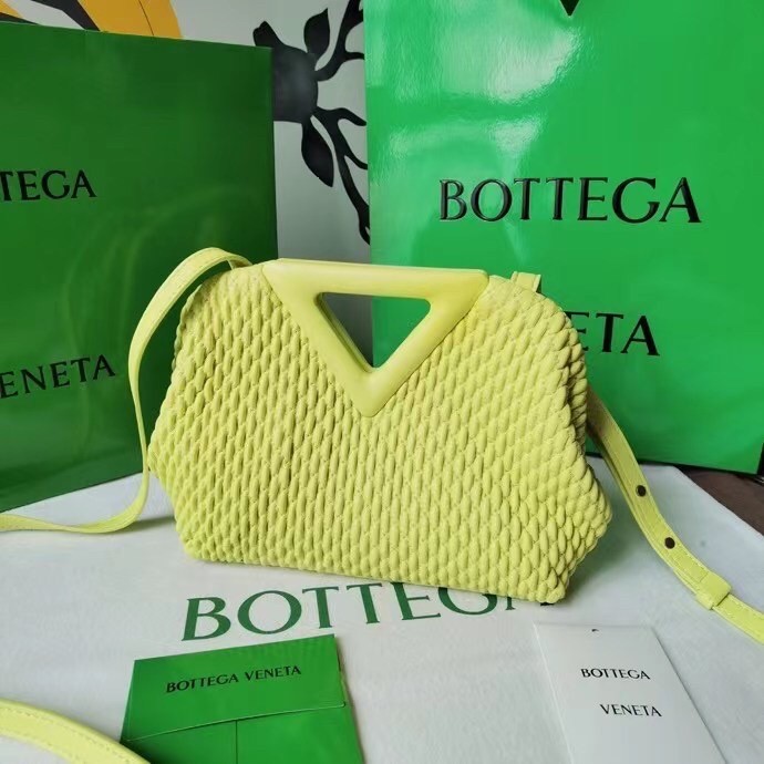 bo*te*ga Ve*ne*ta small point bag in seagrass quilted leather