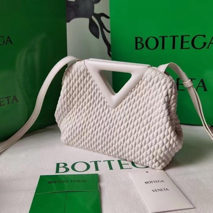 bo*te*ga Ve*ne*ta small point bag in white quilted leather