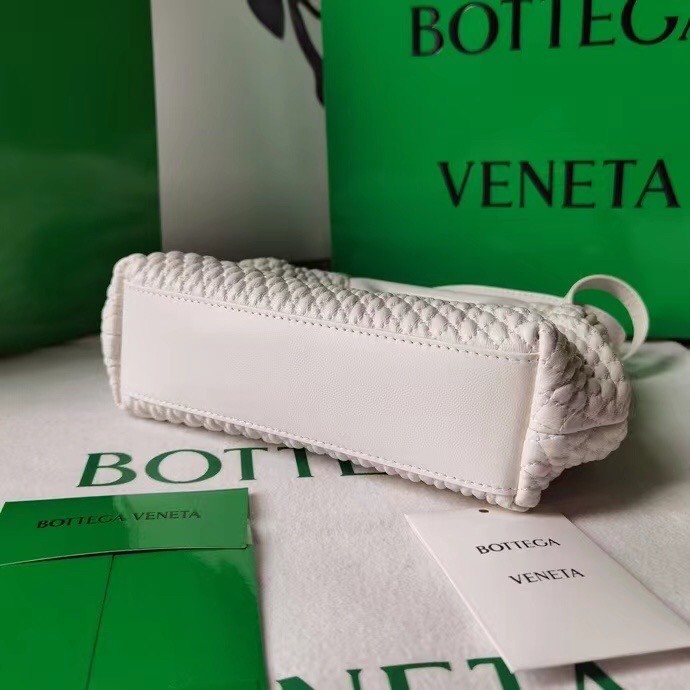 bo*te*ga Ve*ne*ta small point bag in white quilted leather