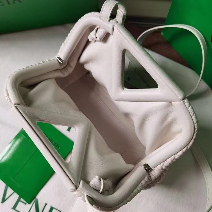 bo*te*ga Ve*ne*ta small point bag in white quilted leather