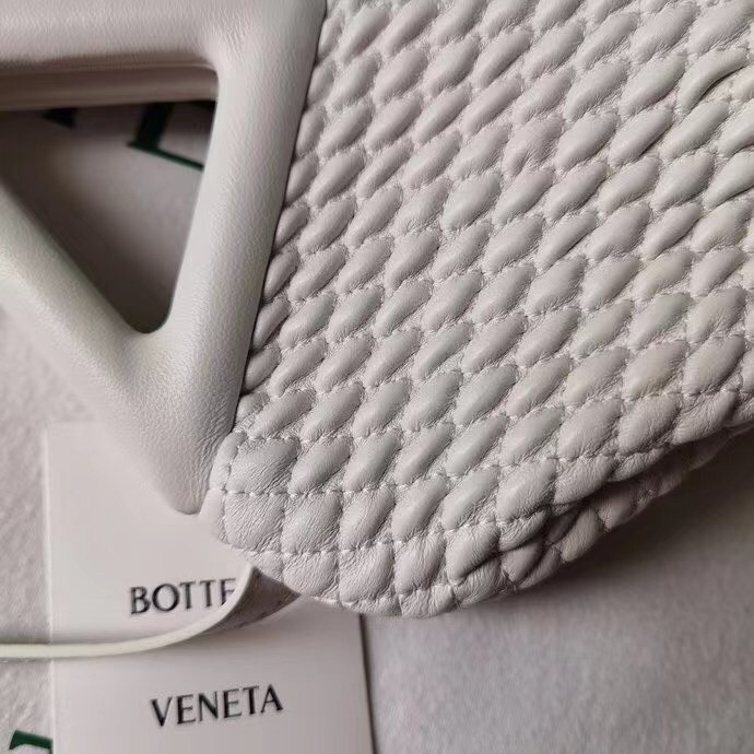 bo*te*ga Ve*ne*ta small point bag in white quilted leather