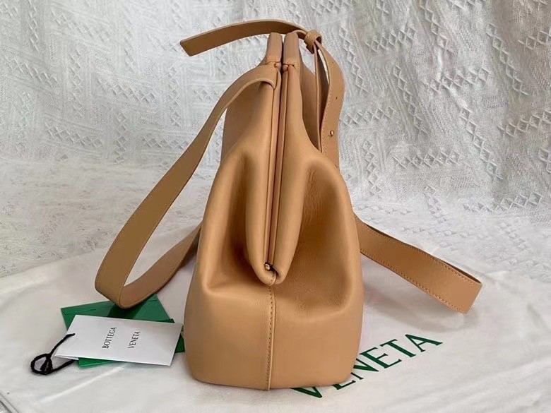 bo*te*ga Ve*ne*ta medium point top handle bag in beige leather