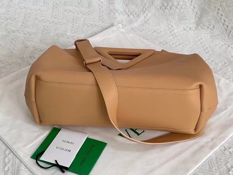 bo*te*ga Ve*ne*ta medium point top handle bag in beige leather