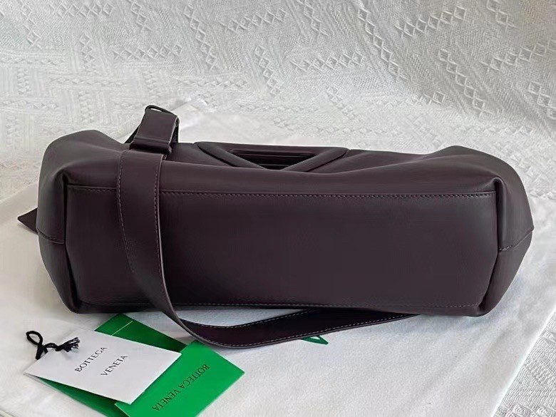 bo*te*ga Ve*ne*ta medium point top handle bag in grape leather