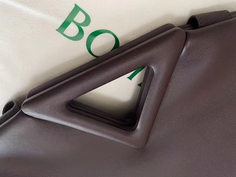 bo*te*ga Ve*ne*ta medium point top handle bag in grape leather