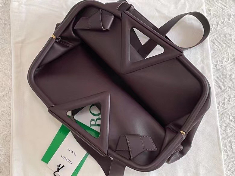 bo*te*ga Ve*ne*ta medium point top handle bag in grape leather