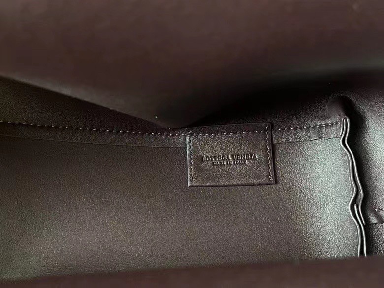 bo*te*ga Ve*ne*ta medium point top handle bag in grape leather
