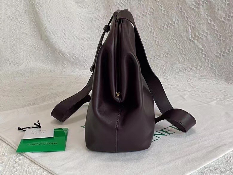 bo*te*ga Ve*ne*ta medium point top handle bag in grape leather