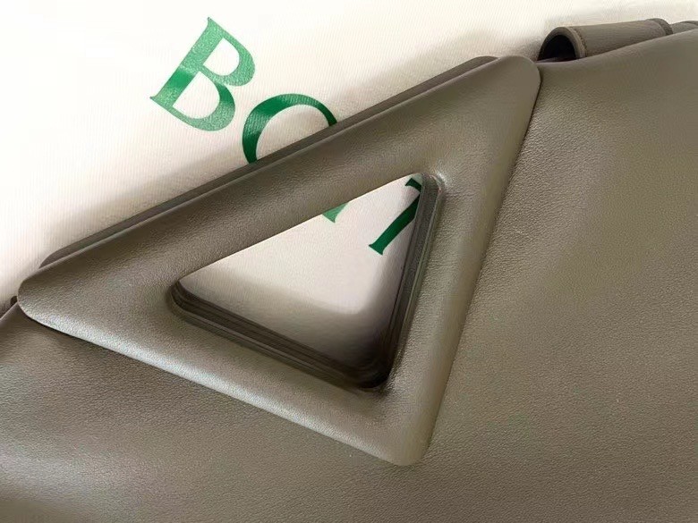 bo*te*ga Ve*ne*ta medium point top handle bag in camping leather