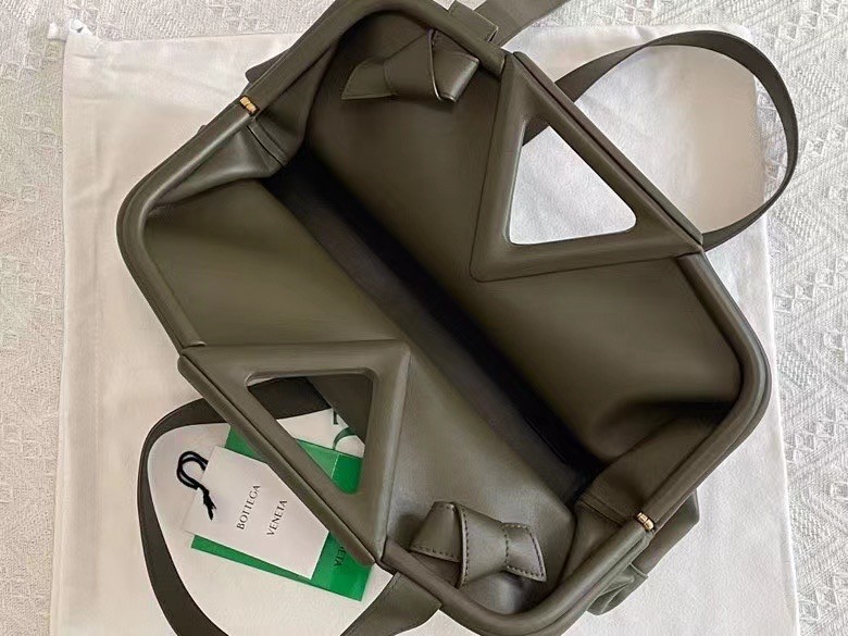 bo*te*ga Ve*ne*ta medium point top handle bag in camping leather