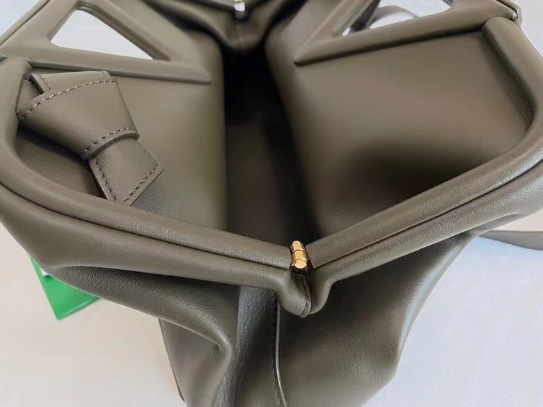 bo*te*ga Ve*ne*ta medium point top handle bag in camping leather