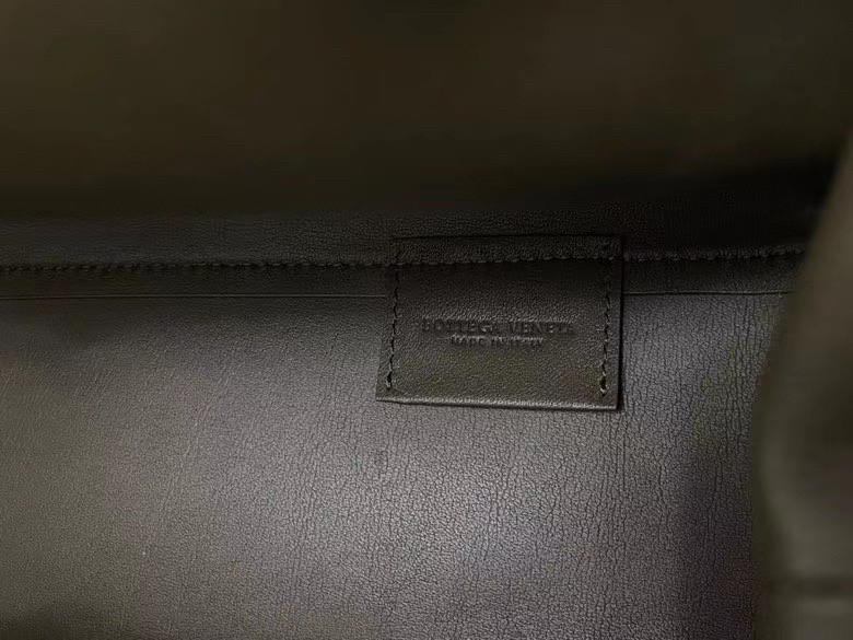 bo*te*ga Ve*ne*ta medium point top handle bag in camping leather