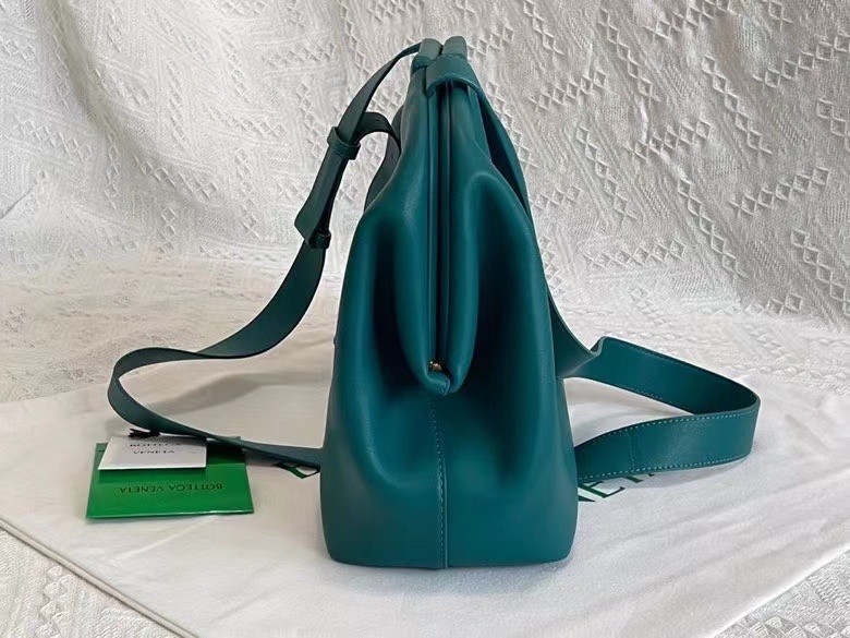 bo*te*ga Ve*ne*ta medium point top handle bag in mallard leather