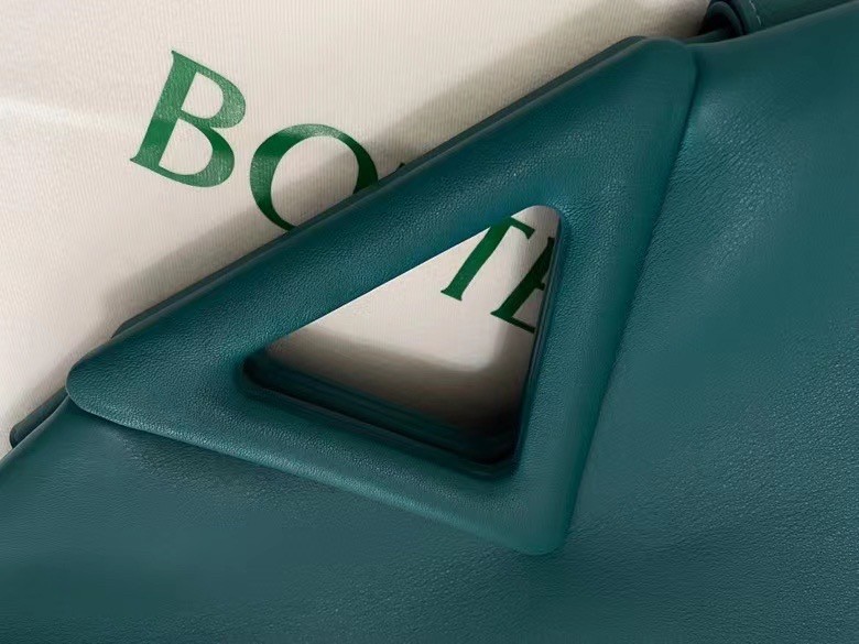bo*te*ga Ve*ne*ta medium point top handle bag in mallard leather