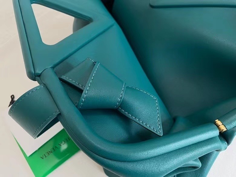 bo*te*ga Ve*ne*ta medium point top handle bag in mallard leather