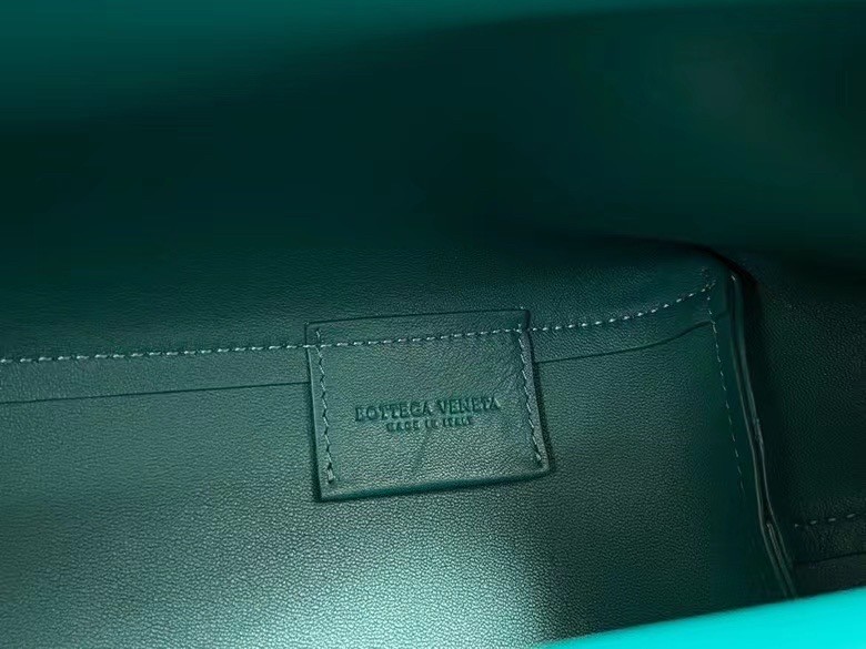 bo*te*ga Ve*ne*ta medium point top handle bag in mallard leather
