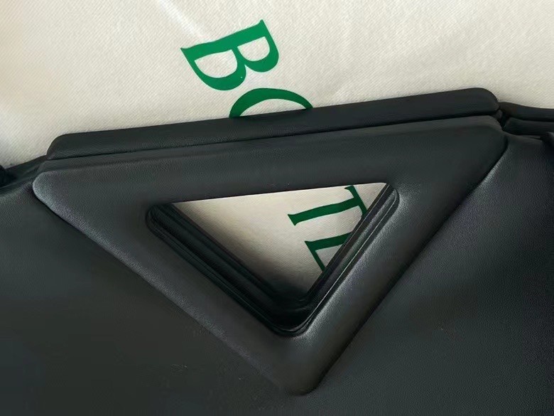 bo*te*ga Ve*ne*ta medium point top handle bag in black leather
