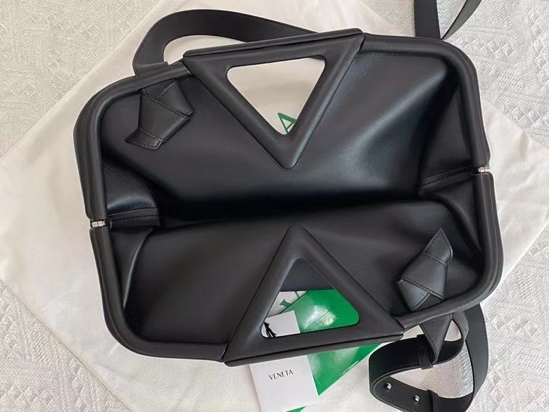 bo*te*ga Ve*ne*ta medium point top handle bag in black leather