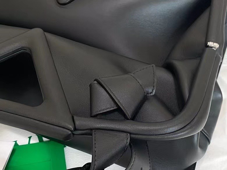 bo*te*ga Ve*ne*ta medium point top handle bag in black leather