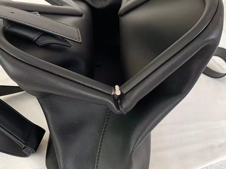 bo*te*ga Ve*ne*ta medium point top handle bag in black leather