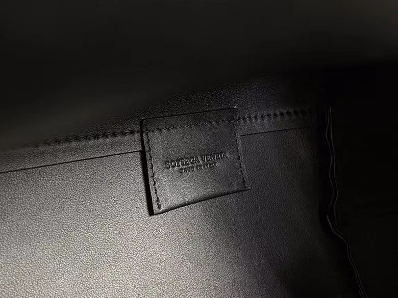 bo*te*ga Ve*ne*ta medium point top handle bag in black leather