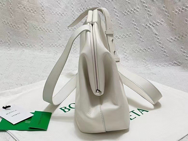 bo*te*ga Ve*ne*ta medium point top handle bag in white leather