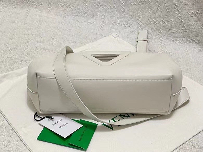 bo*te*ga Ve*ne*ta medium point top handle bag in white leather