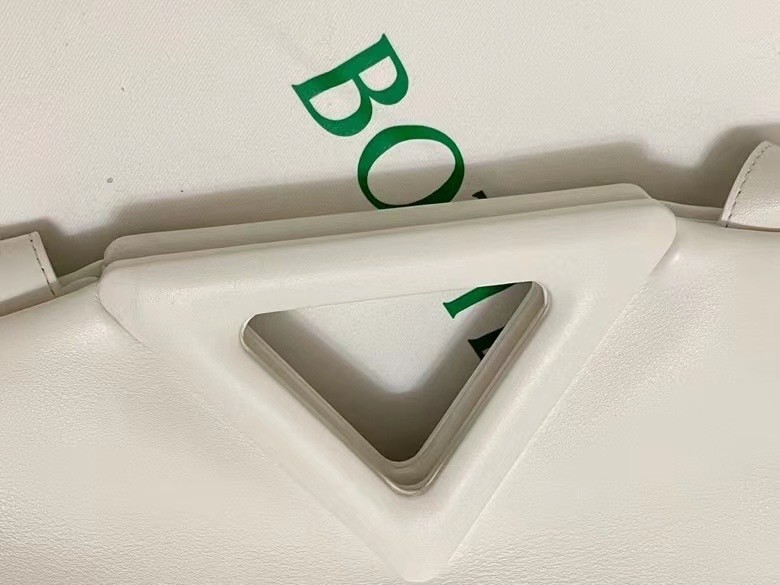 bo*te*ga Ve*ne*ta medium point top handle bag in white leather