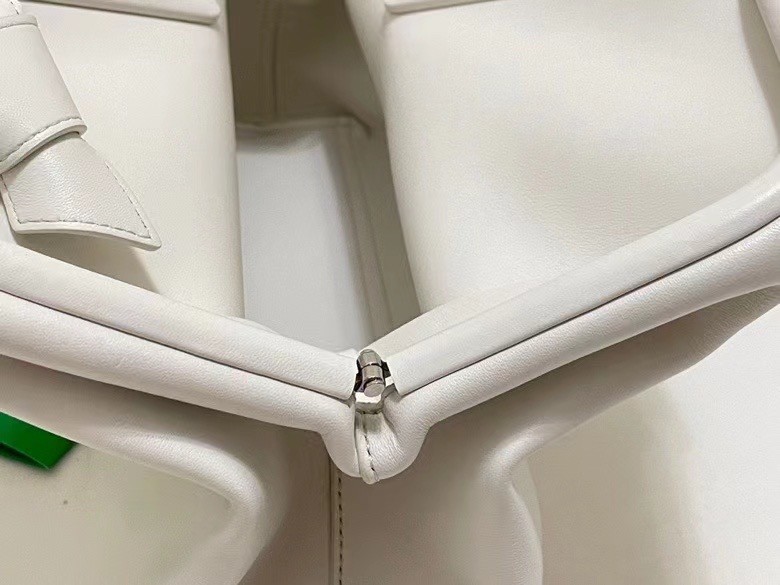 bo*te*ga Ve*ne*ta medium point top handle bag in white leather